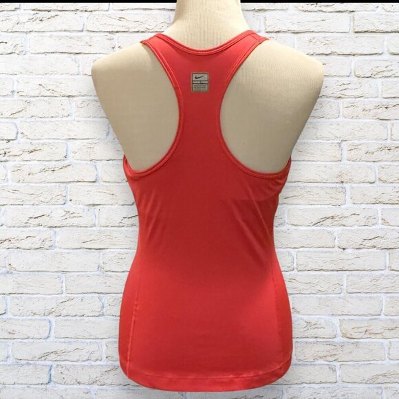Nike Workout Tank with Shelf Size Large - Picture 2 of 4